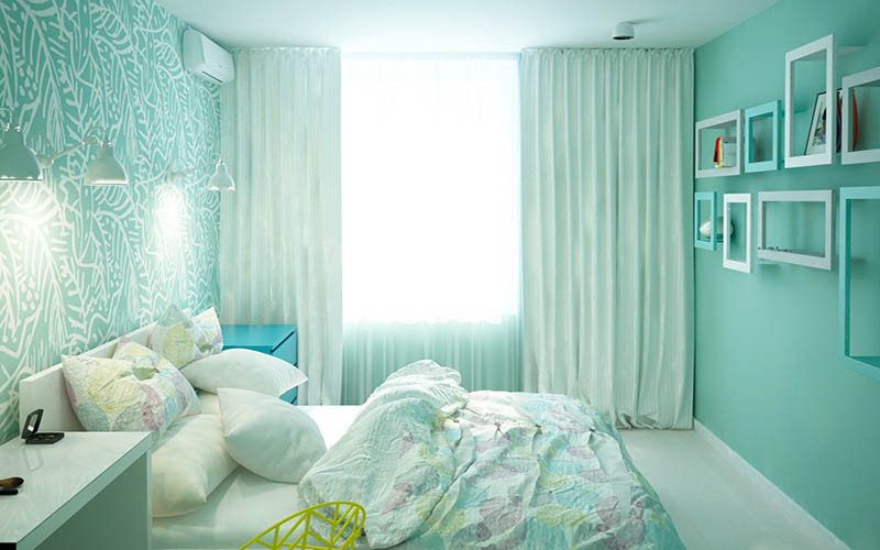 Alt: Phòng ngủ nhỏ với tường màu xanh da trời mang đến cảm giác thư thái và yên bình.