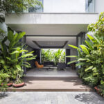 alt text: Hình ảnh một căn nhà phố không gian mở với thiết kế hiện đại, sử dụng nhiều kính để đón ánh sáng tự nhiên.