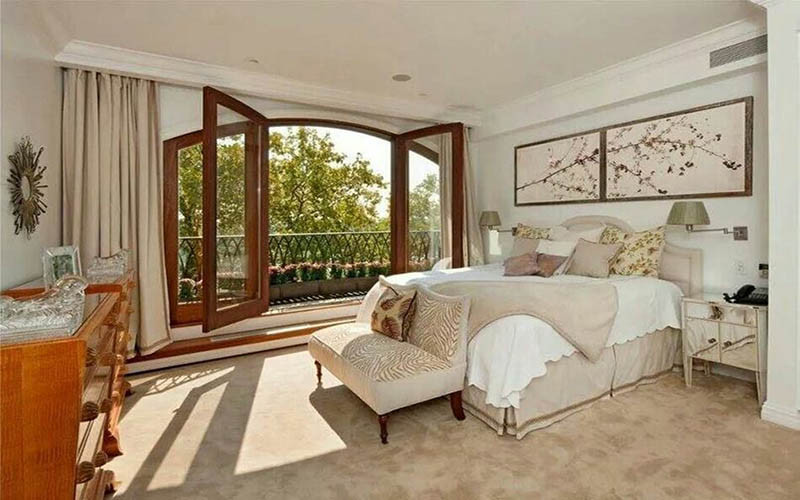 alt text: Không nên đặt cửa phòng ngủ đối diện cửa chính