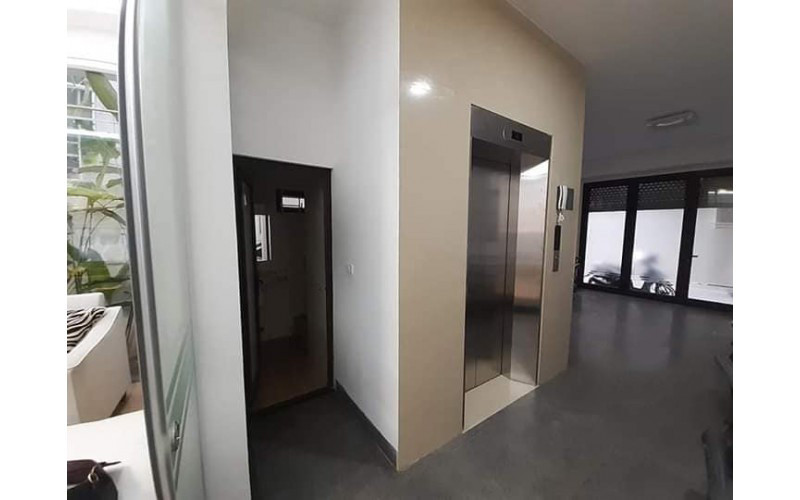 alt text: Yếu tố phong thủy trong thiết kế nhà phố có thang máy