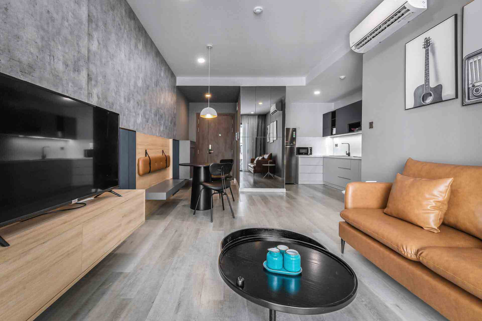 Bộ ghế sofa tông màu nâu cam khiến phòng khách trở nên ấm cúng và gần gũi