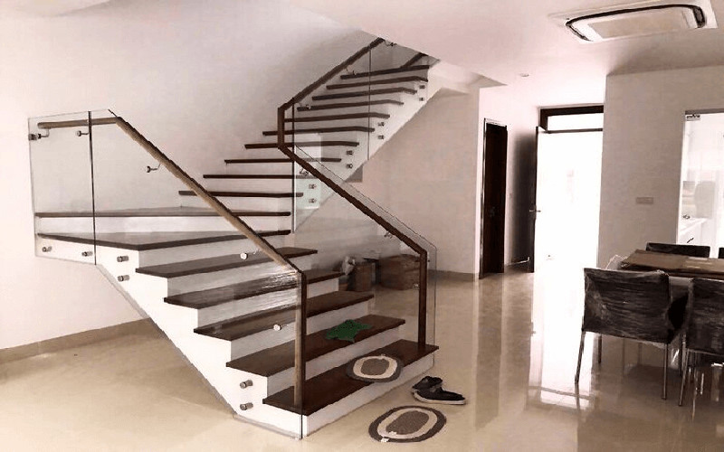 Cầu thang kính cường lực dáng chữ L