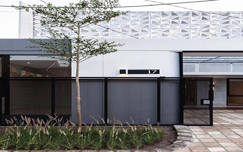 Cửa chính khung lưới sắt thiết kế ray trượt