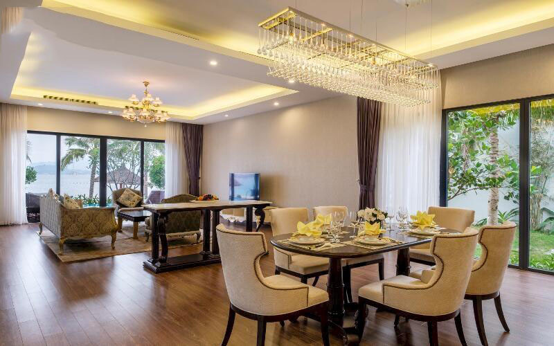 Đèn trần mạ vàng trong phòng ăn biệt thự