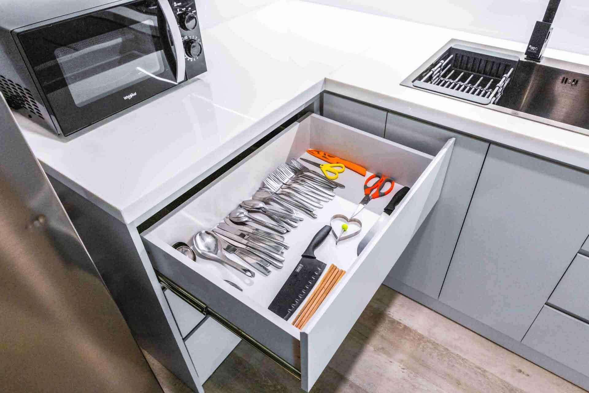 Khu vực bếp được thiết kế nhiều ngăn kệ giúp tiết kiệm bề mặt bếp và không gian