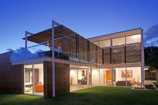 Nhà phố khung thép 2 tầng với gam màu trắng chủ đạo