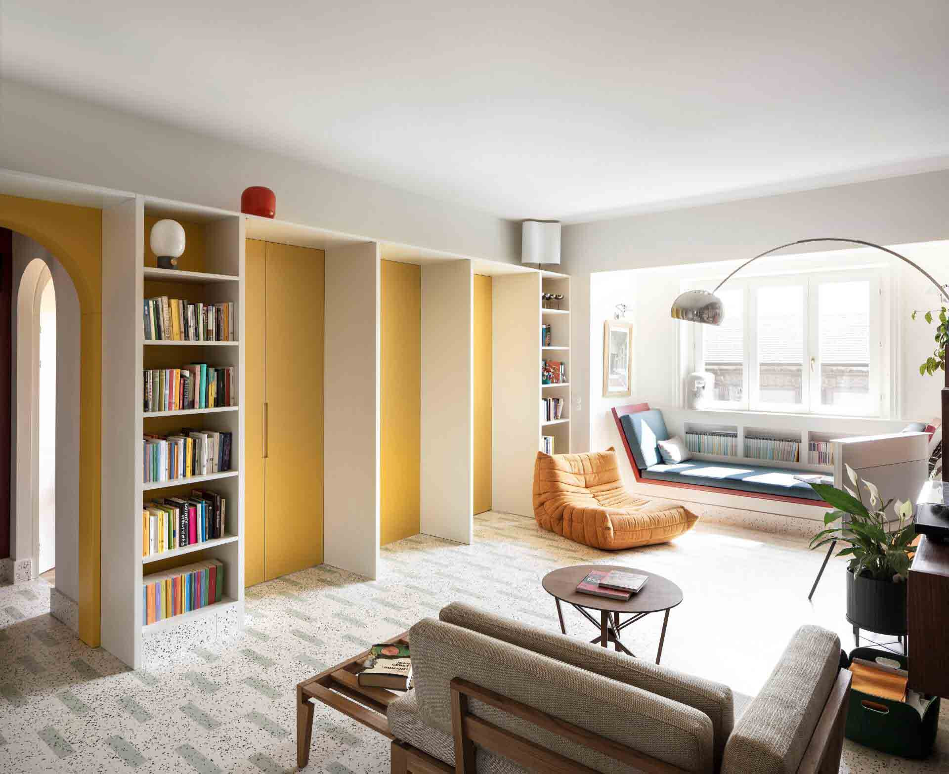 Thiết kế căn hộ 95m2 với kệ sách lớn