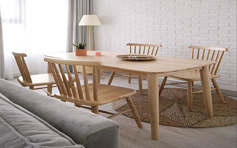 Tường khu vực bàn ăn ốp gạch giả cổ